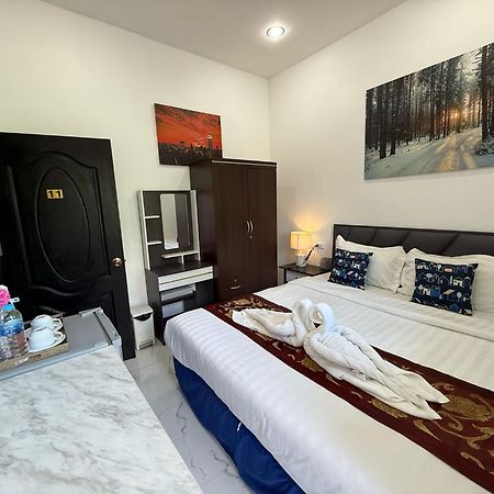 Heaven House Restro & Bar Hotel Patong Buitenkant foto