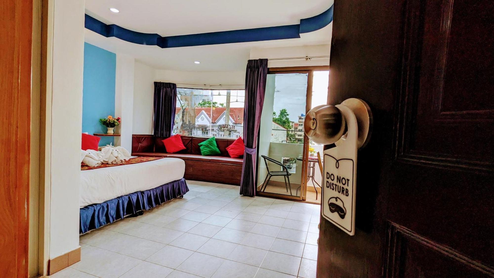 Heaven House Restro & Bar Hotel Patong Buitenkant foto