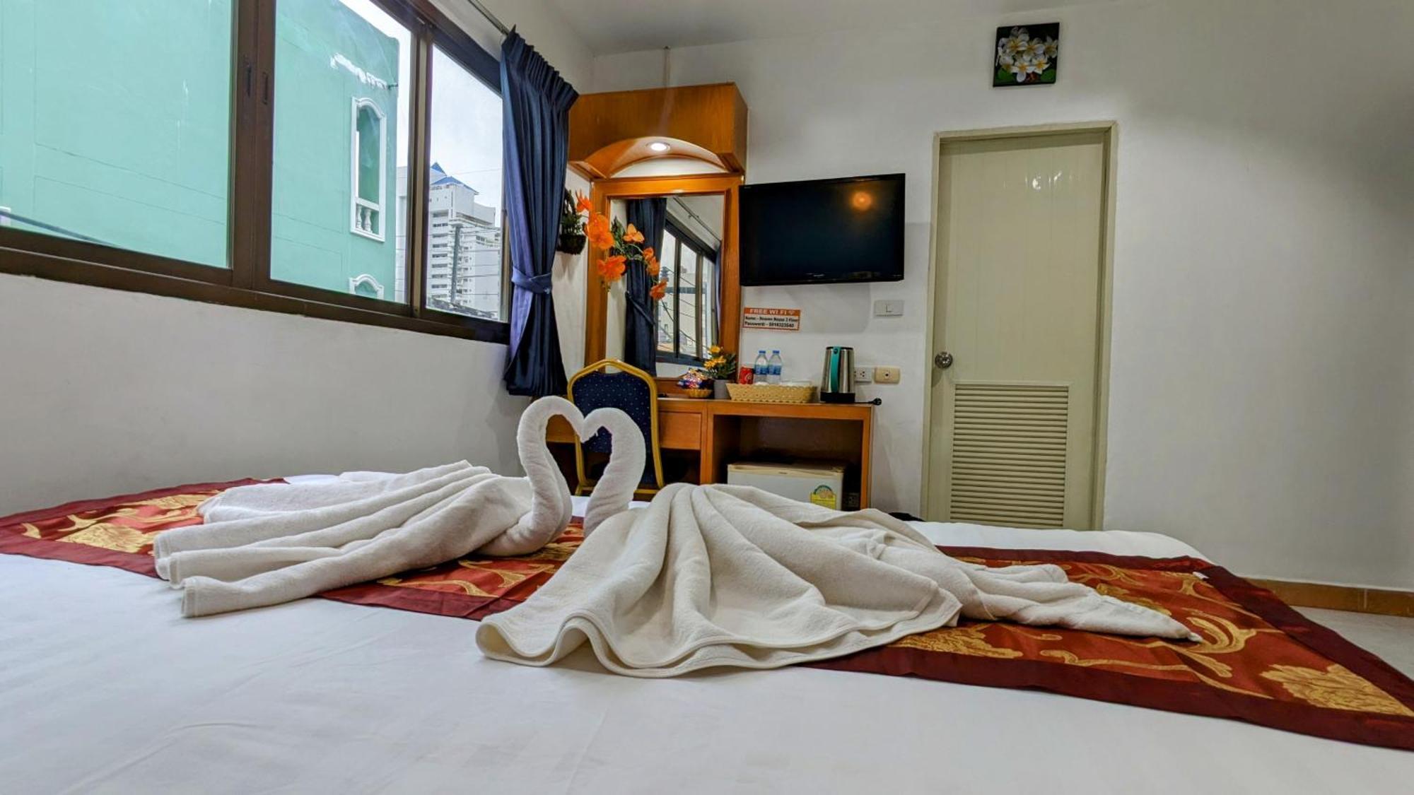Heaven House Restro & Bar Hotel Patong Buitenkant foto