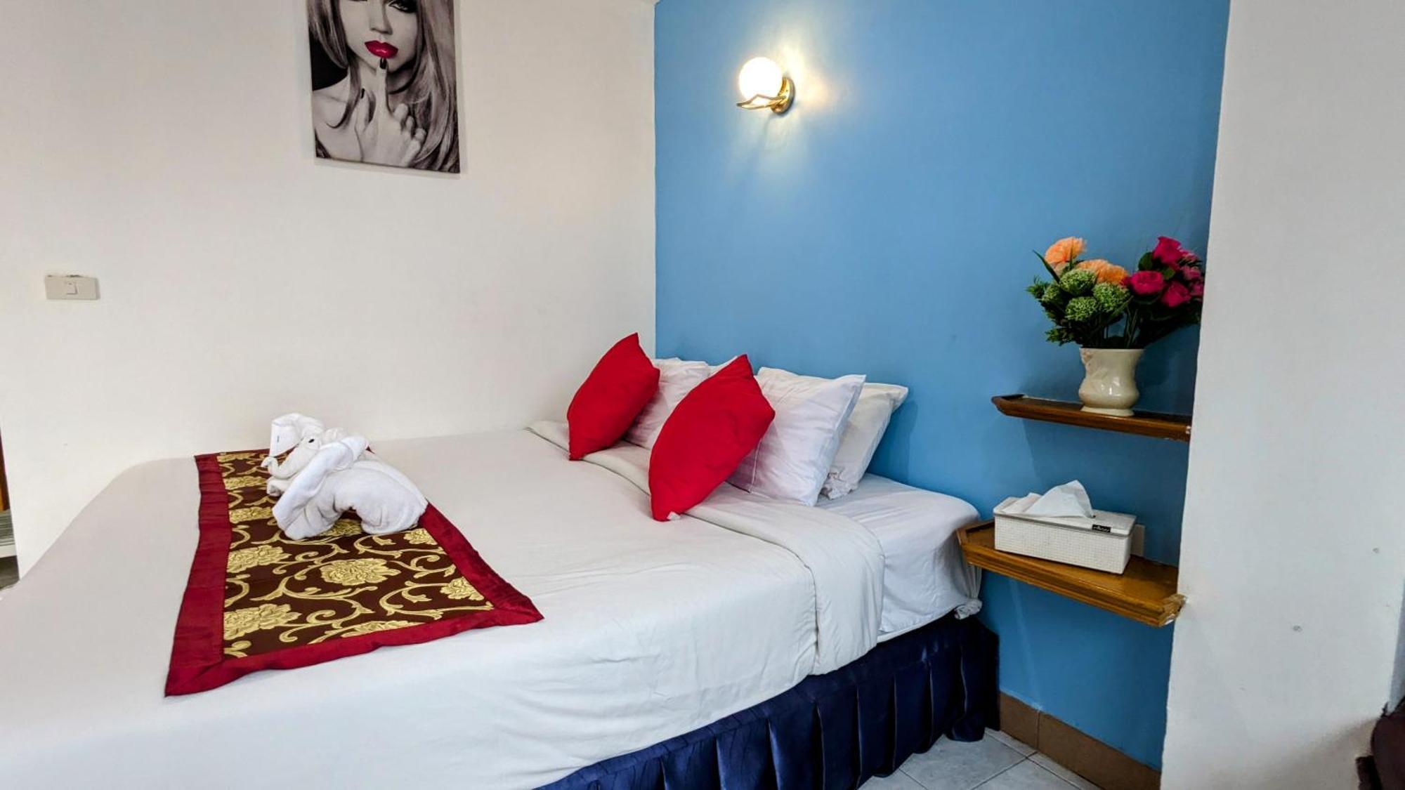 Heaven House Restro & Bar Hotel Patong Buitenkant foto