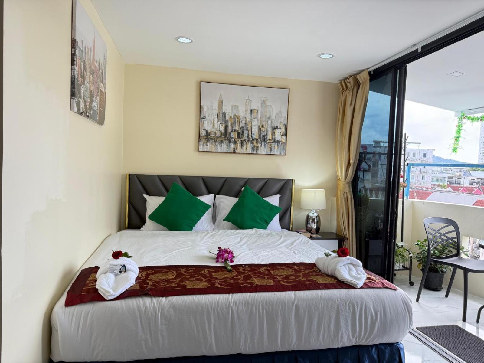 Heaven House Restro & Bar Hotel Patong Buitenkant foto